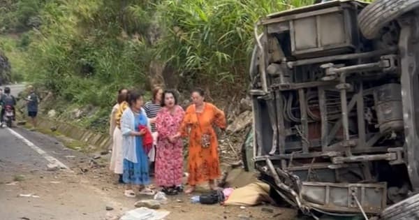 Xe khách lật trên đèo Khánh Lê, 4 du khách Trung Quốc tử vong